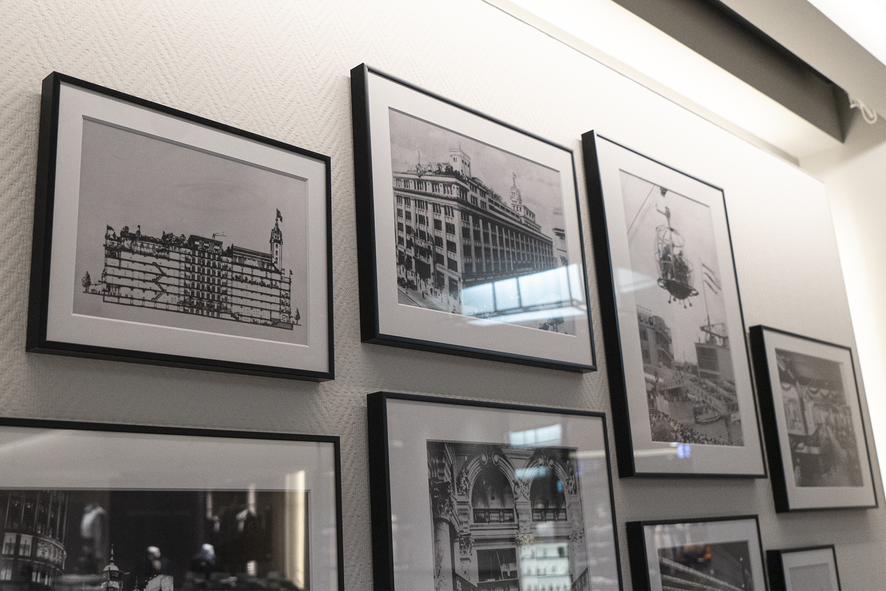 日本橋三越本店本館｜メンズクローゼット　売り場カウンター内写真展示