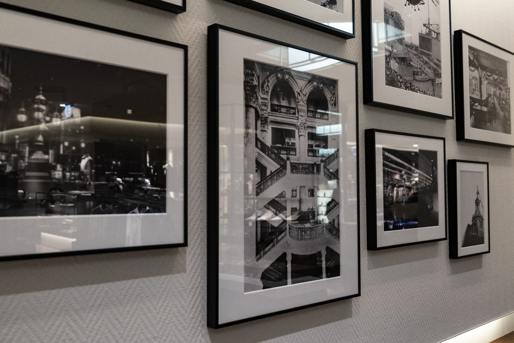 日本橋三越本店本館｜メンズクローゼット　売り場カウンター内写真展示
