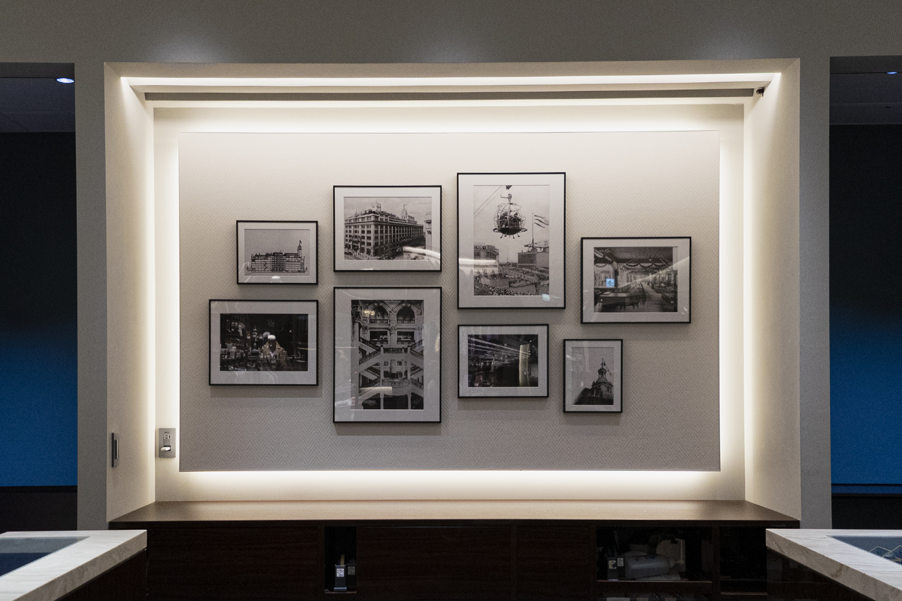 日本橋三越本店本館｜メンズクローゼット　売り場カウンター内写真展示