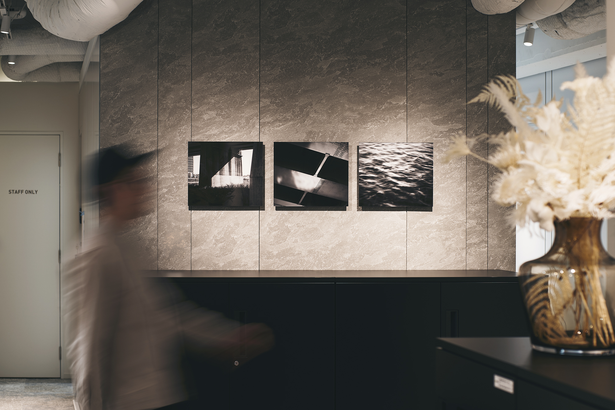 古賀親宗｜オフィス内装用写真展示｜SoloTime 二子玉川店