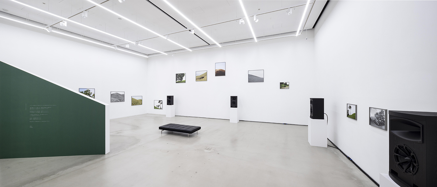 「津田 直＋原 摩利彦　トライノアシオト―海の波は石となり、丘に眠る」展