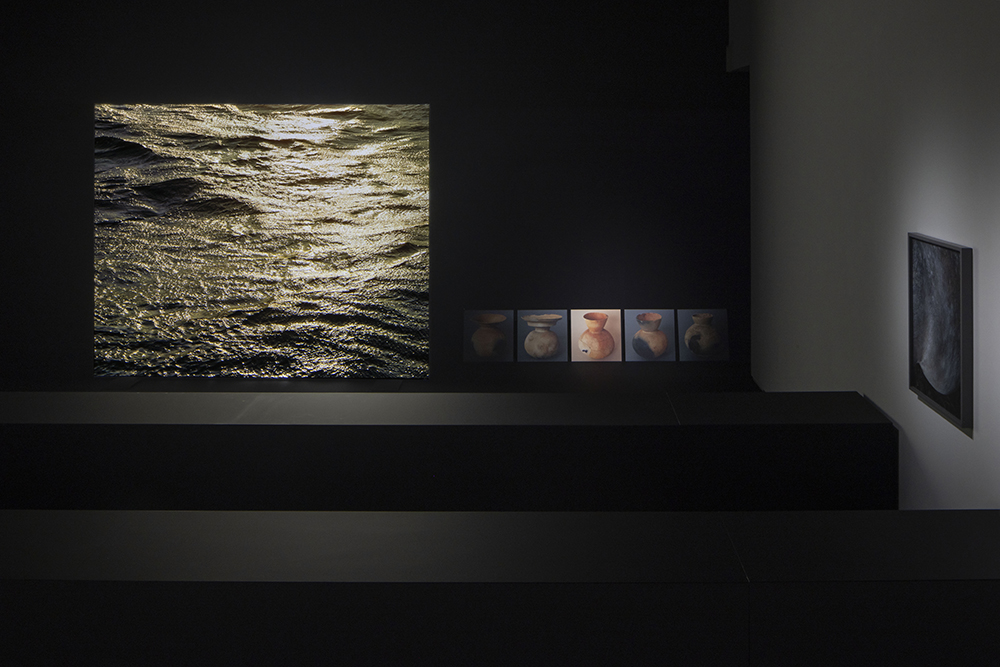 「津田 直＋原 摩利彦　トライノアシオト―海の波は石となり、丘に眠る」展