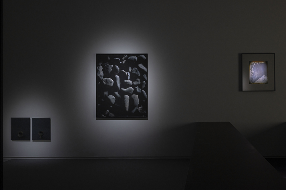「津田 直＋原 摩利彦　トライノアシオト―海の波は石となり、丘に眠る」展